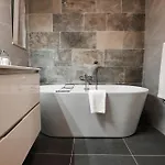 Garra With Heated Pool Vilă