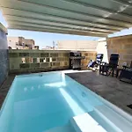 Garra With Heated Pool Vilă