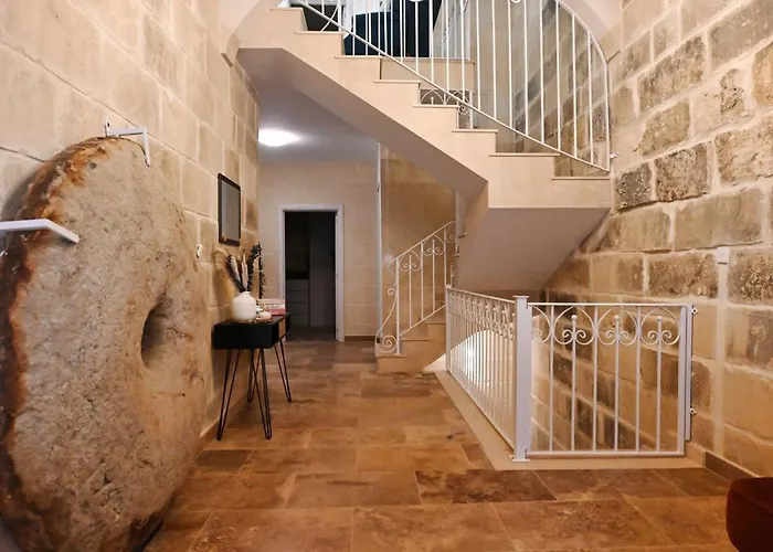 Garra With Heated Pool