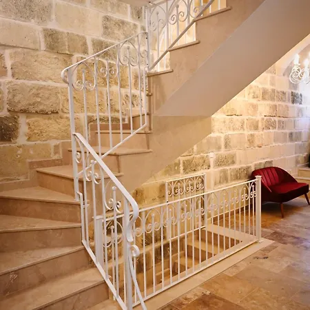 Garra With Heated Pool