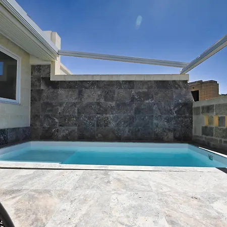 Garra With Heated Pool