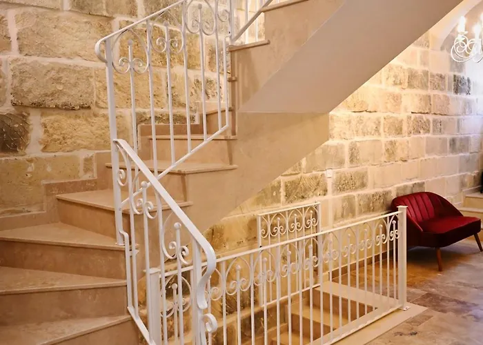 Garra With Heated Pool